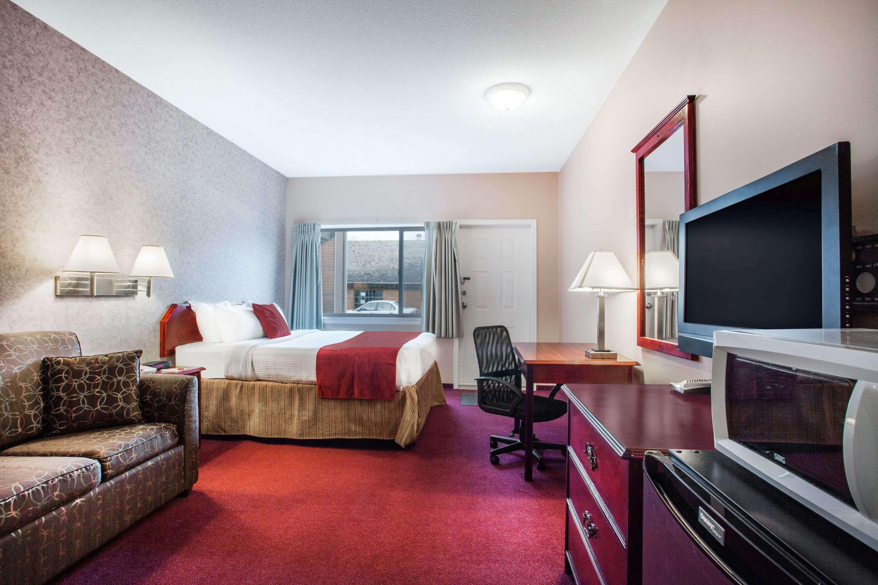 Hotel Ramada Limited 100 Mile House Exterior foto