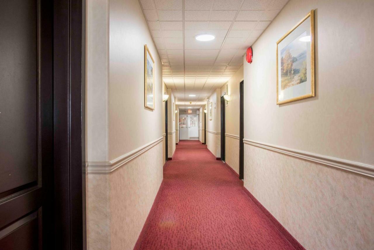 Hotel Ramada Limited 100 Mile House Exterior foto